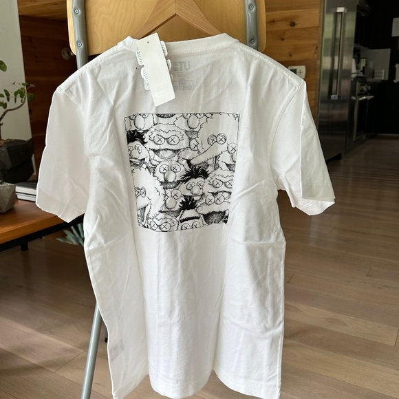 [NEW] KAWS x Uniqlo white tee - Picture 3 of 7